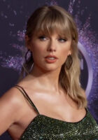 191125_Taylor_Swift_at_the_2019_American_Music_Awards__28cropped_29 (1)