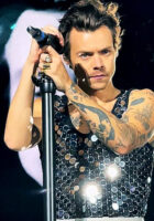 Harry_Styles_Wembley_June_2022__28cropped_29